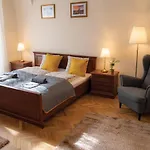 Theatroom Apartment *