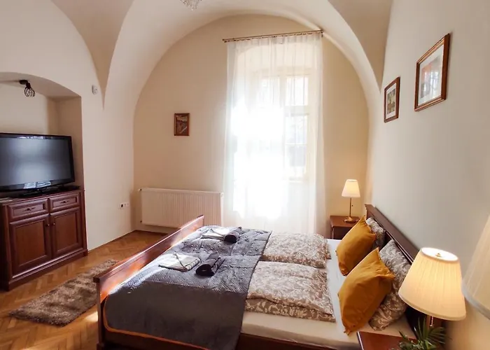 Theatroom Apartment *